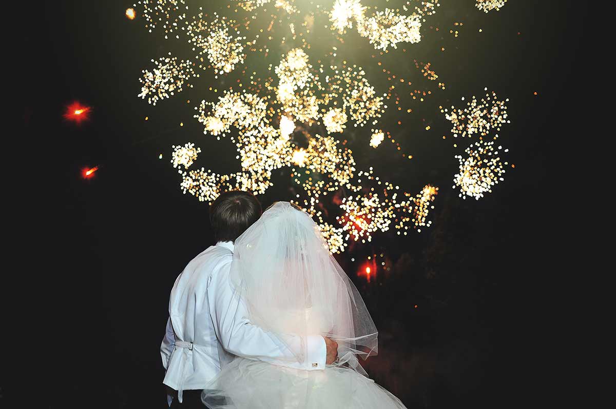Brautpaar vor Feuerwerk