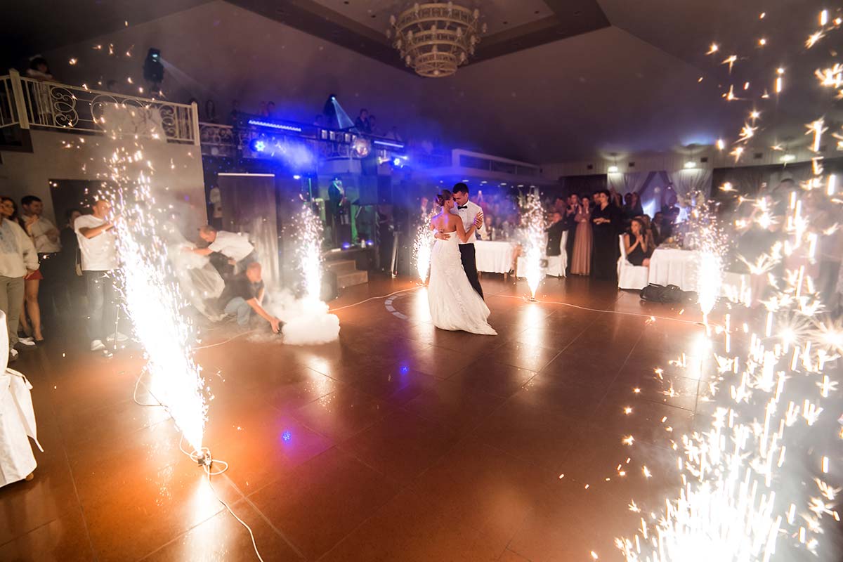 Tanzen auf Hochzeit zwischen Feuerwerk